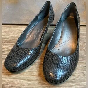 Vintage TAHARI Snakeskin Dark Taupe Metallic Wedge Heels Size 11